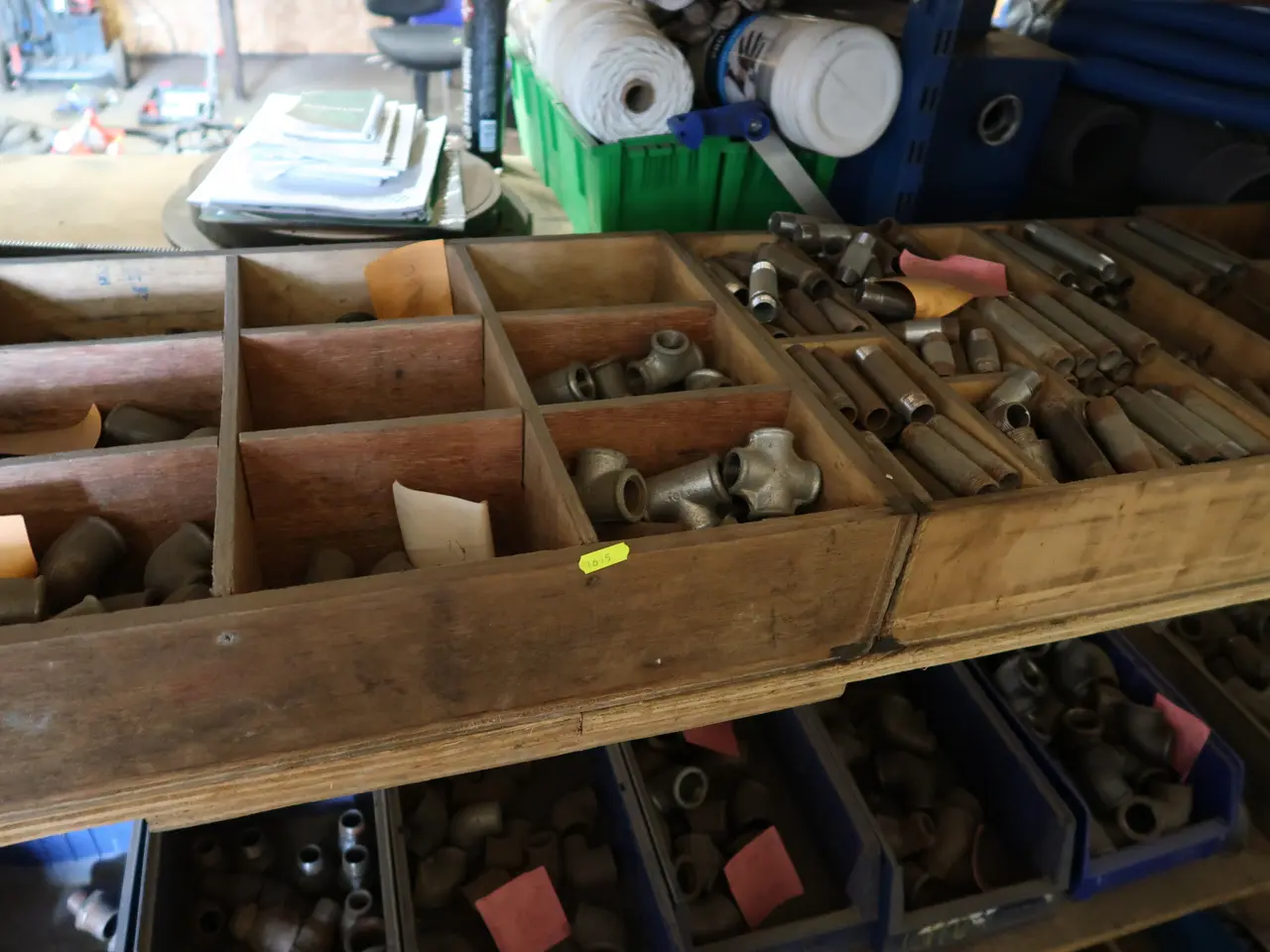 Billede 5 - Div. fittings på reol