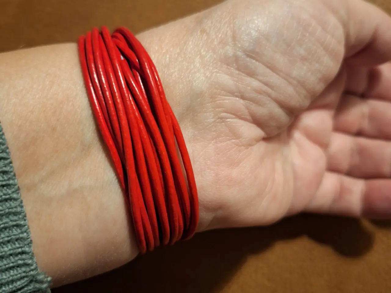 Billede 2 - Rødt læderarmbånd m. Slangelås