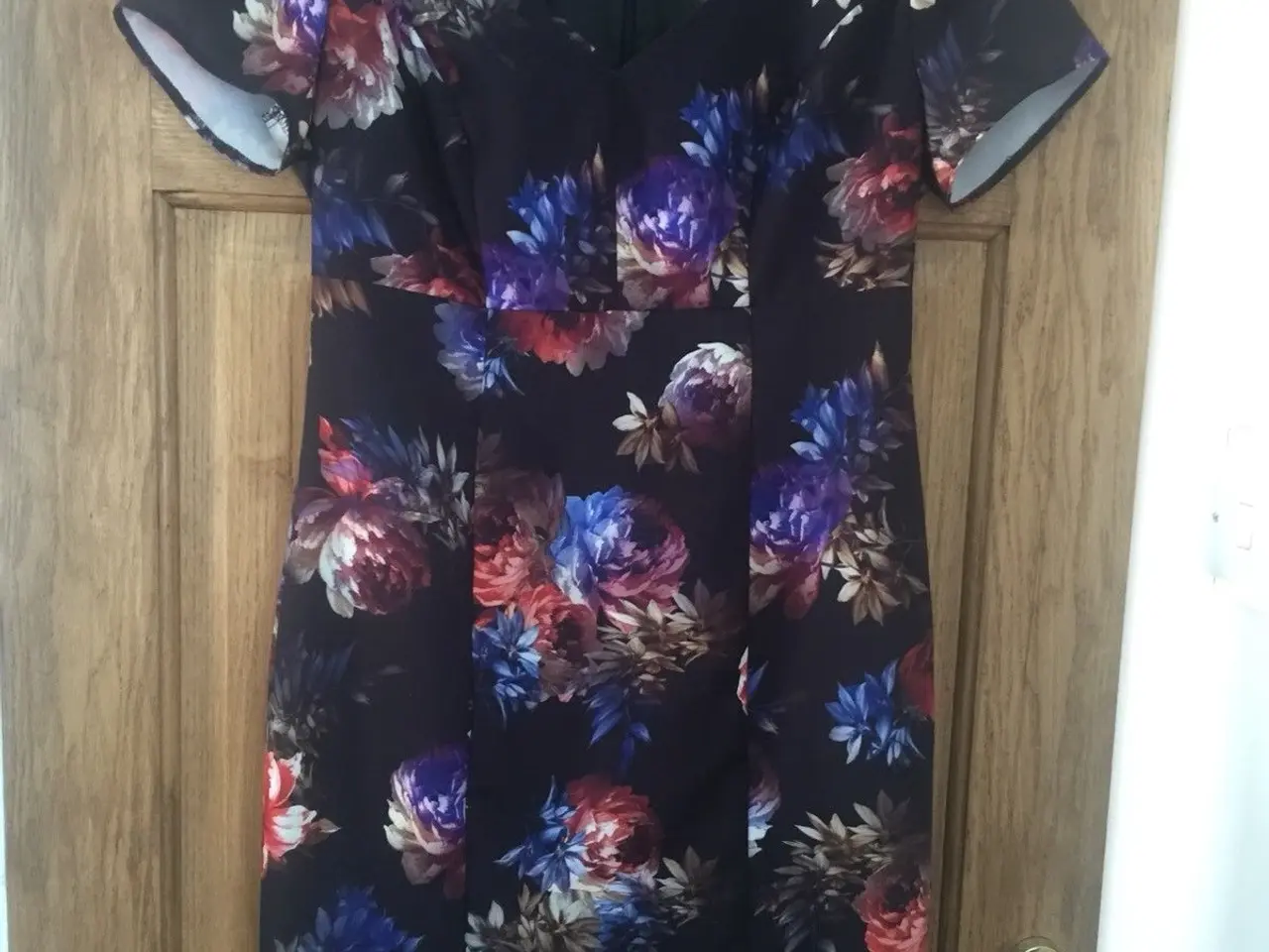 Billede 5 - kjole med blomster fra Debenhams/størrelse 42