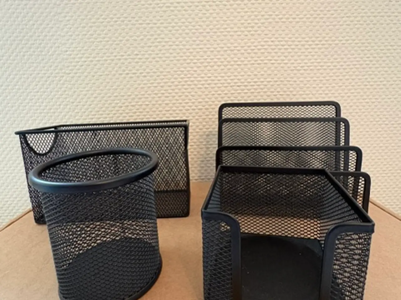 Billede 1 - 4 dele kontorartikler - Sort trådnet metal