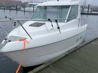 Velholdt motorbåd med meget udstyr.