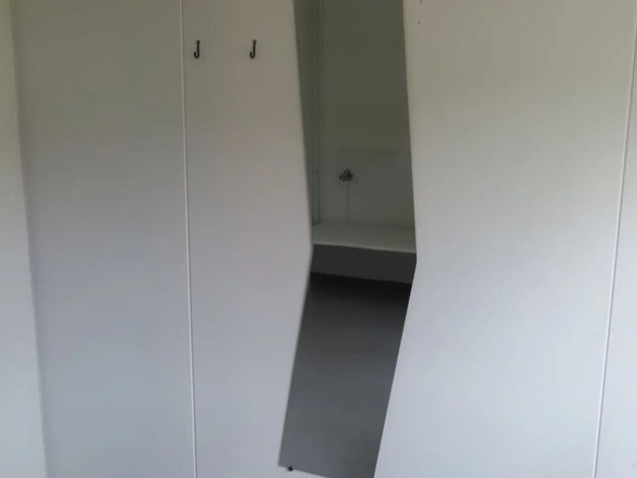 Billede 4 - Indhold på værelse af bord, seng, skab mv.