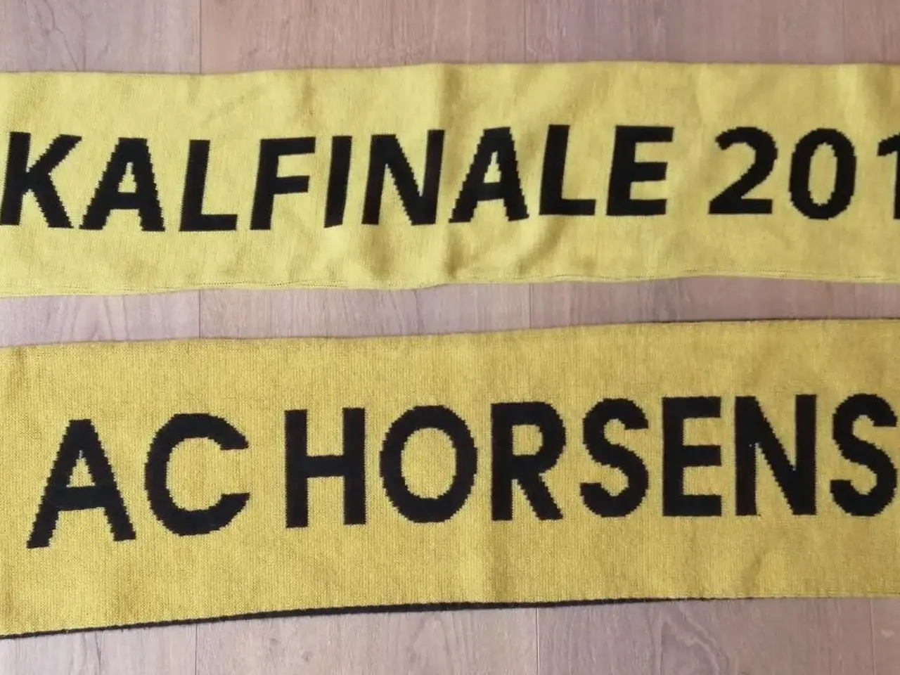 Billede 1 - 2 FLOTTE AC HORSENS FAN HALSTØRKLÆDER