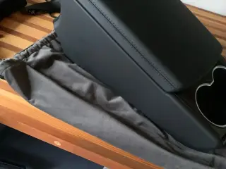 Midterkonsol til Tesla S