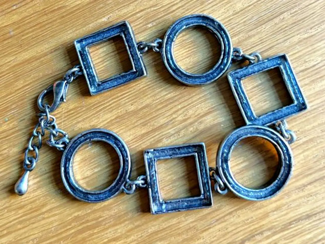 Billede 2 - Armbånd med firkantede og runde ringe