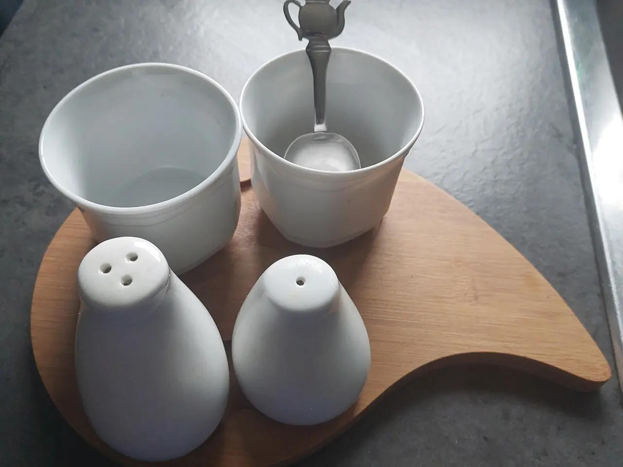 Billede 4 - sæt salt- og peberbøsser i hvid porcelæn
