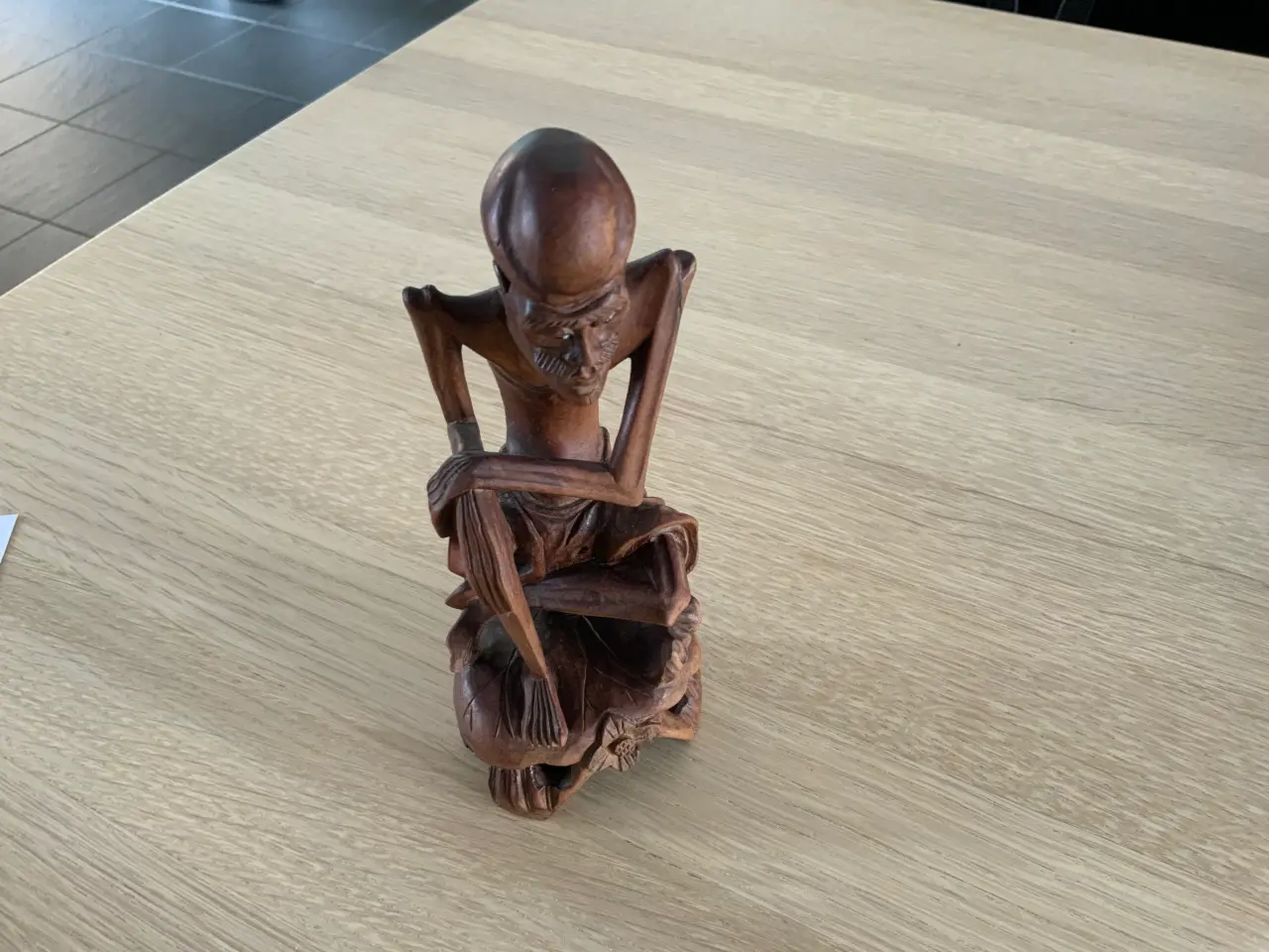 Billede 2 - Træfigur - mager mand 18 cm høj