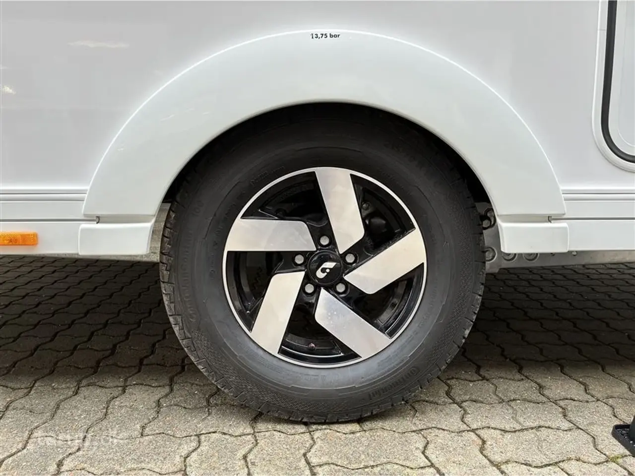 Billede 4 - 2026 - Adria Adora 522 UP Dobbeltsengsvogn, rundsiddegruppe, el-gulv-varme, stort 142L KOMPRESSOR køleskab, TV-holder, stabilisator, Adria Smartbox, glasfibertag