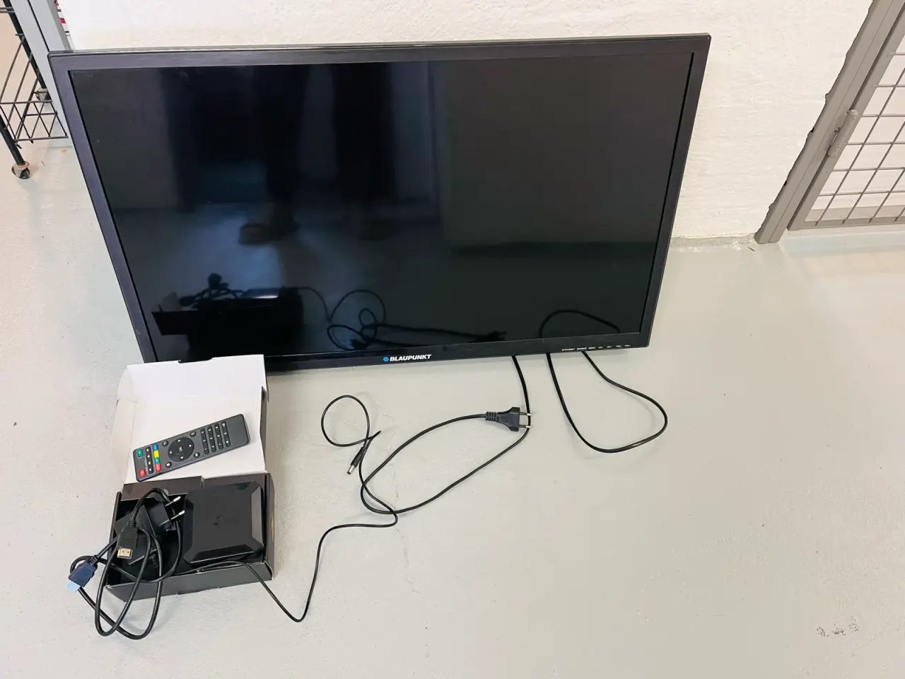 Billede 1 - 32” Blaupunkt TV + Streaming Box - 280 kr.
