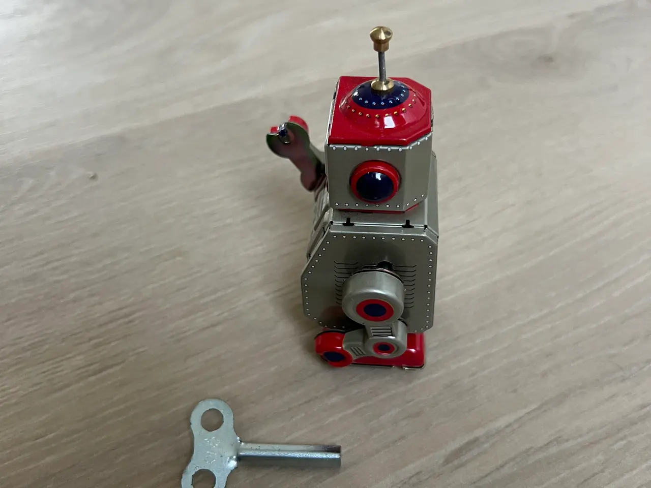 Billede 3 - Tin robot med optræk