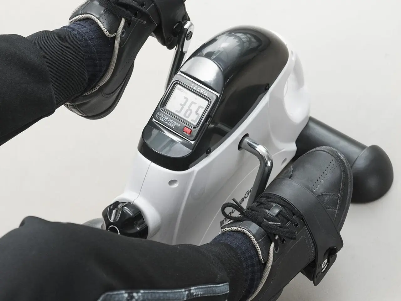 Billede 4 - Fipex pedaløvelsesmaskine til arme og ben - kompakt motionscykel med LCD-tæller