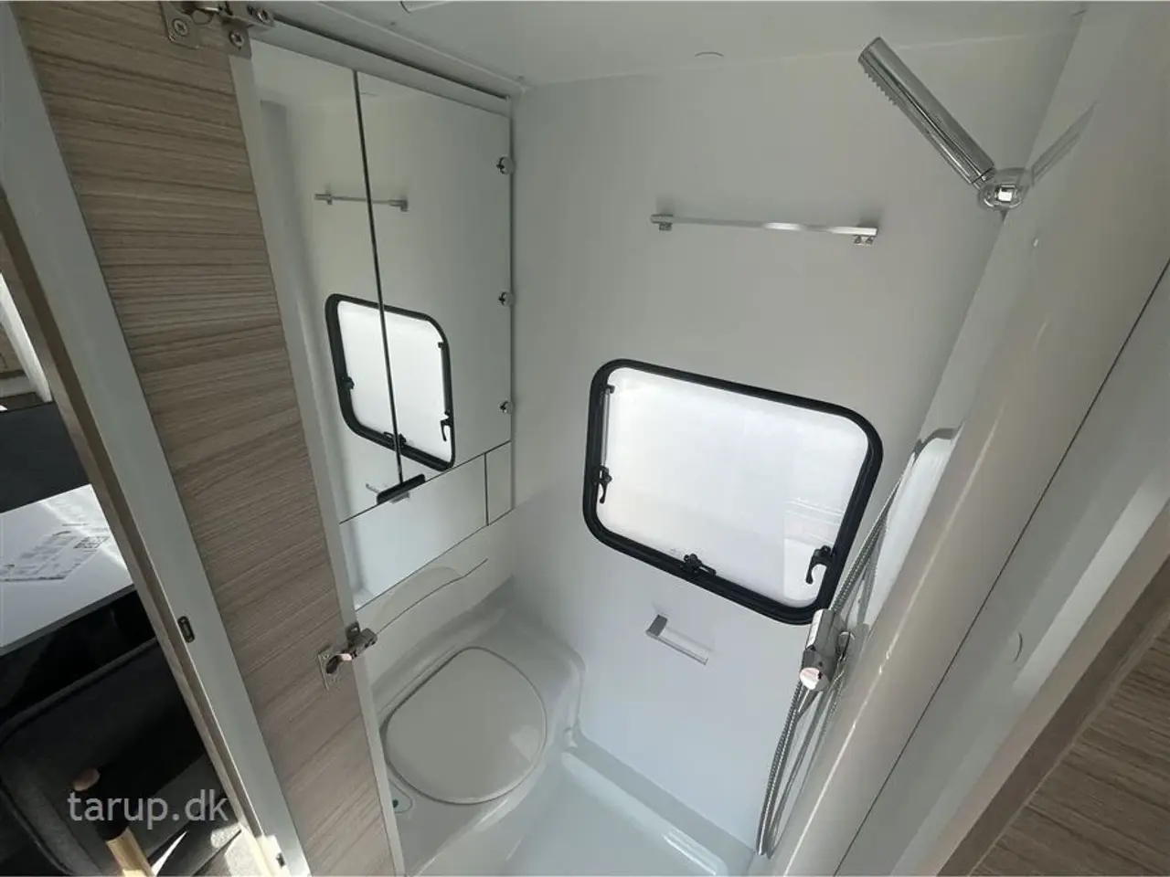 Billede 13 - 2026 - Adria Altea 542 PH   Fritstillet dobbeltseng, glatte glasfibersider, frontkøkken, side-siddegruppe, myggenetsdør, blæservarme, el-gulvvarme, stabilisator