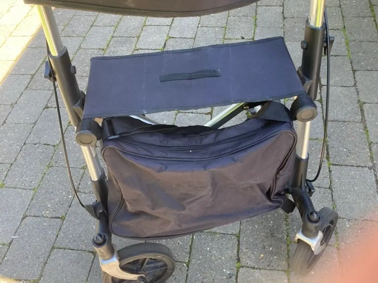 Billede 1 - Rollator med taske
