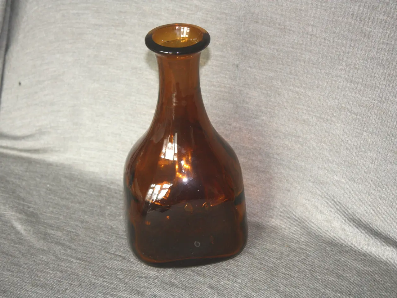Billede 2 - Brun glas vase / karaffel 21 cm