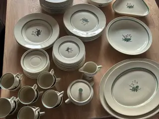 Spisestel med skåle og fade