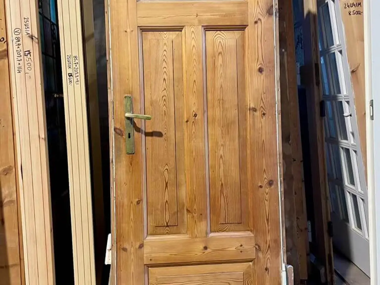 Billede 1 - Smal og lav original fyldningsdør m. glas