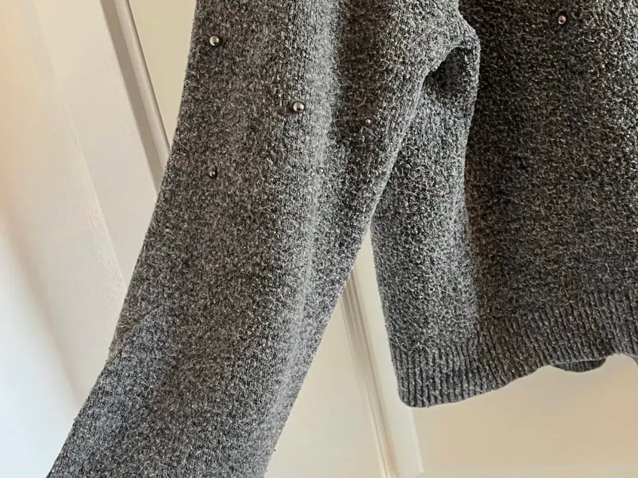 Billede 3 - Grå sweater med perler fra H&M