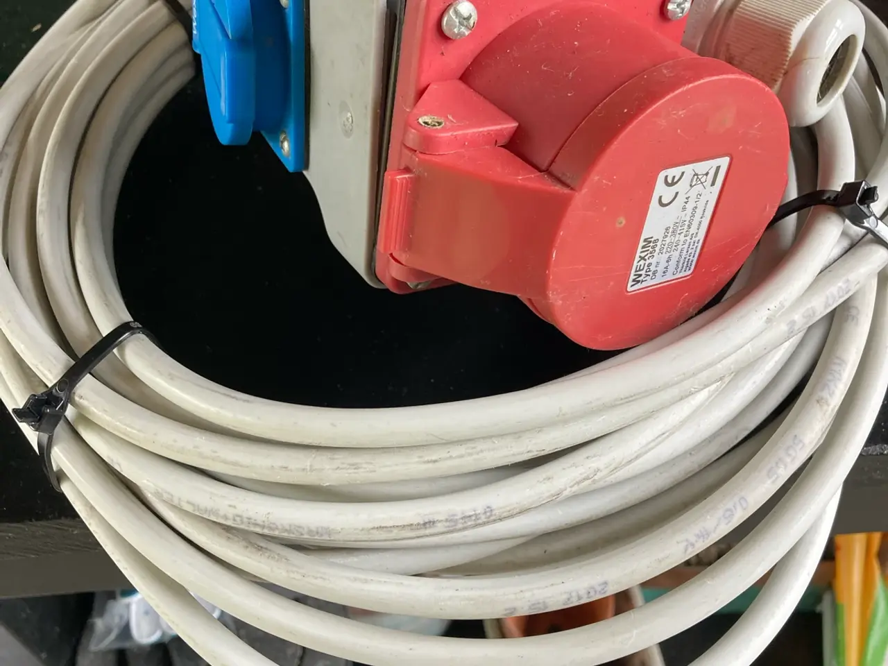 Billede 1 - Legrand C13 30mA fejlstrømsafbryder med kraftstik