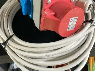 Legrand C13 30mA fejlstrømsafbryder med kraftstik