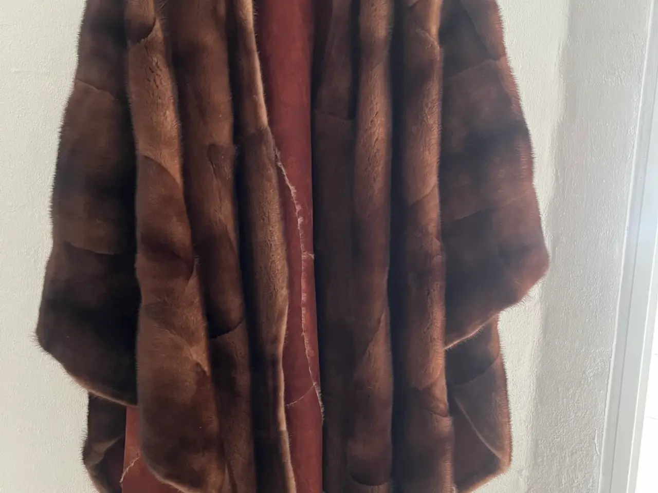 Billede 4 - Smuk brun minkcape – ægte mink og vendbar
