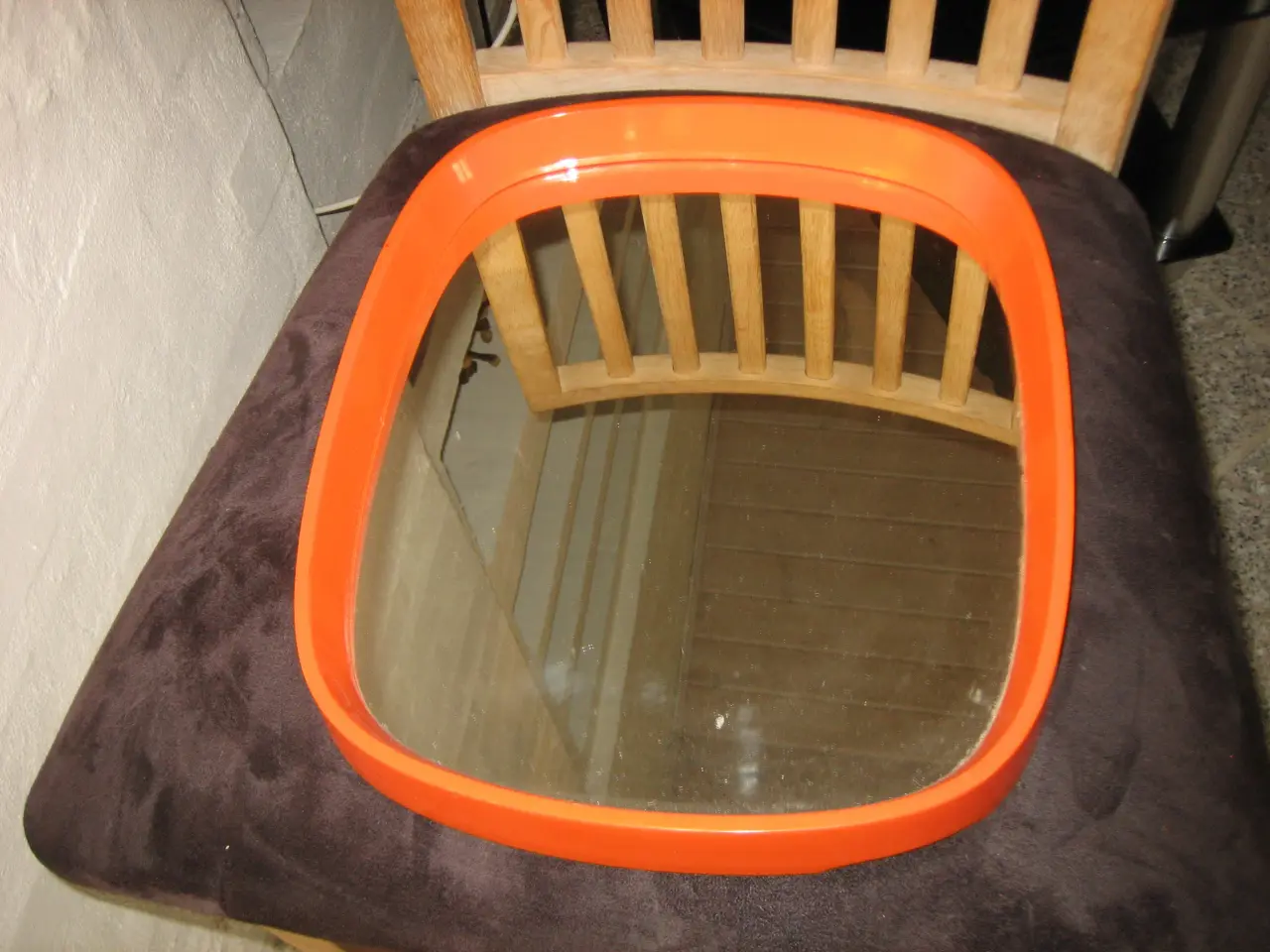 Billede 2 - RETRO Spejl i teaktræ og orange plastik-kant.