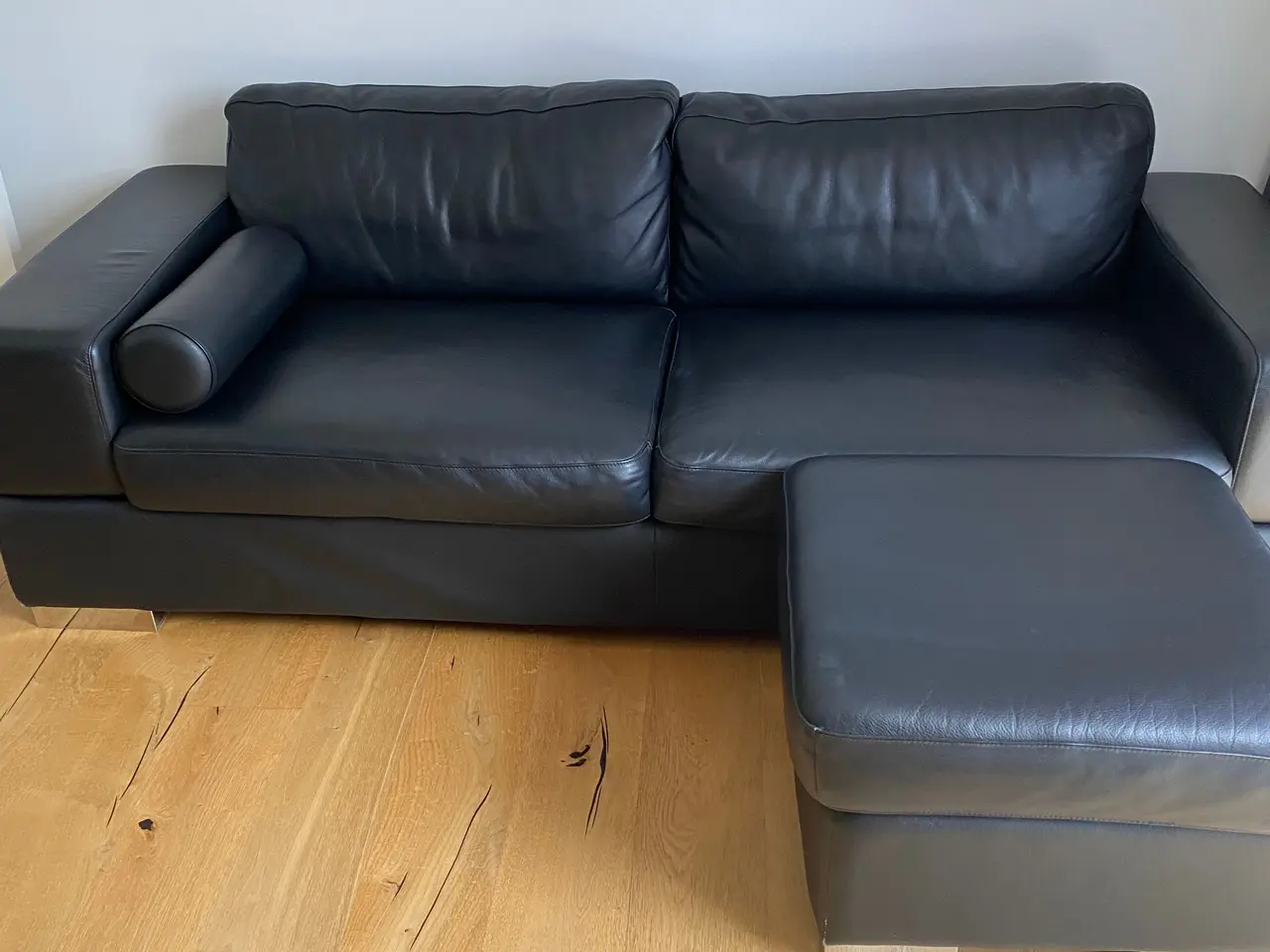 Billede 1 - Flot og komfortabel lædersofa i sort læder.