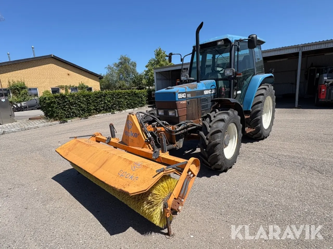 Billede 1 - Traktor Ford 6640 med kost og plov