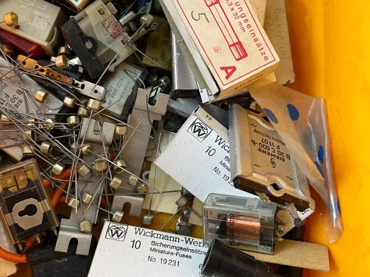 Billede 4 - Vintage Electronics Grab Box – RC Snubber Units,