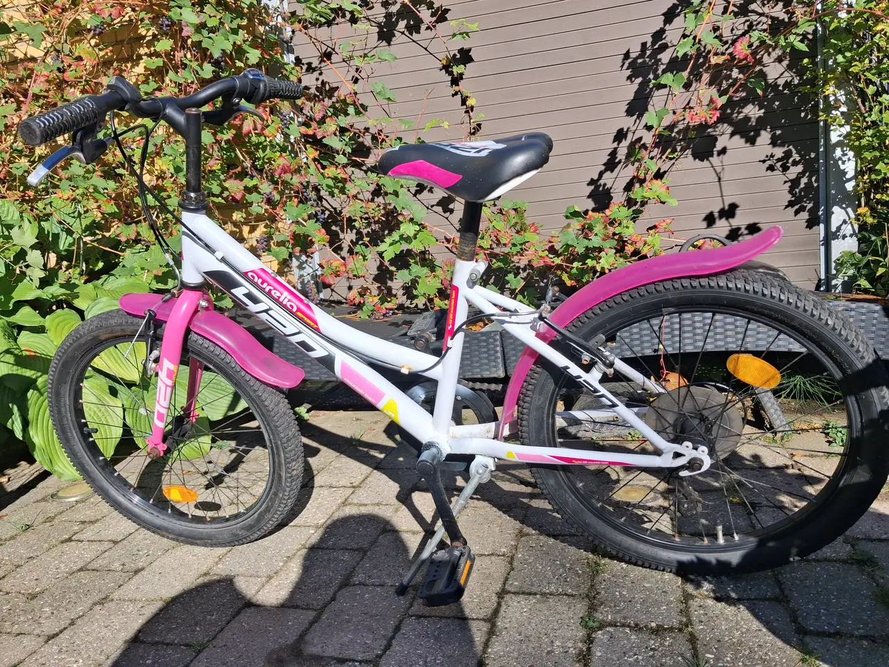 Billede 2 - Pigecykel pink/hvid 20 tommer til salg