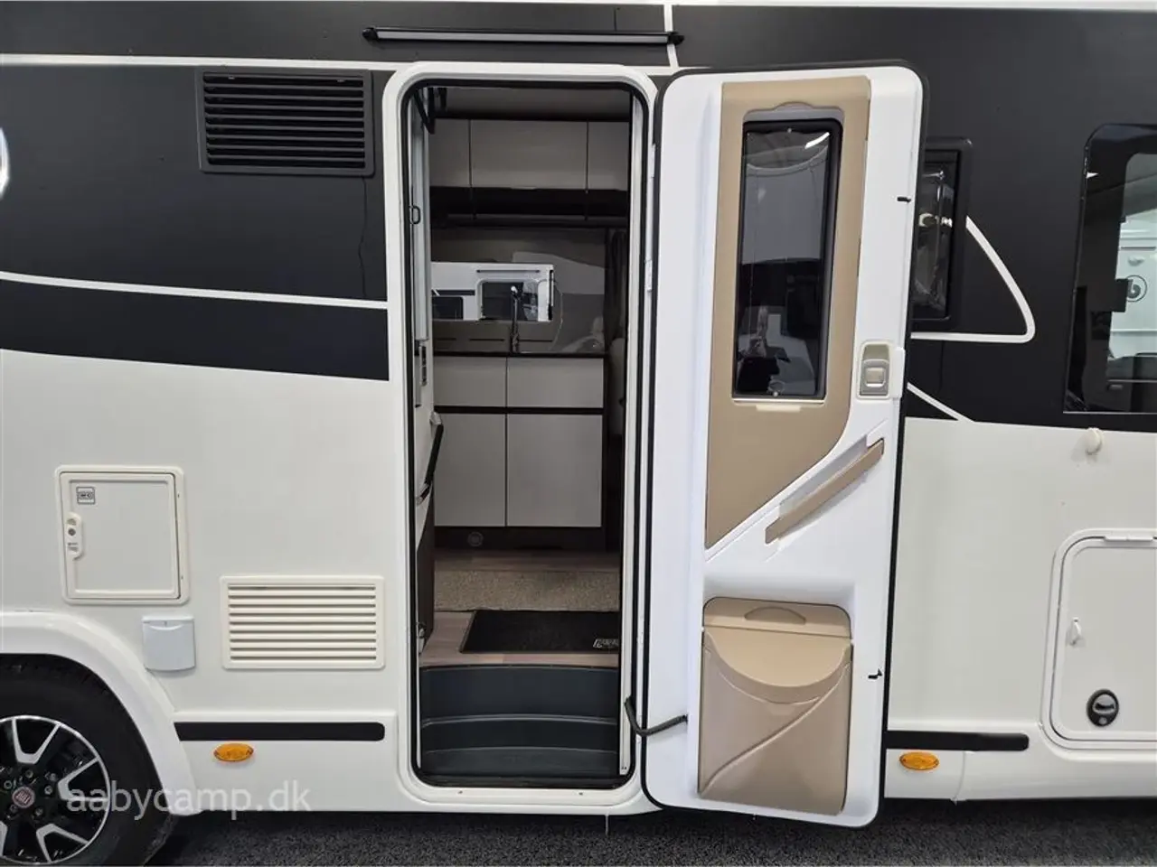 Billede 5 - 2020 - Benimar Amphitryon A997   Aircondition. face to face siddegruppe. Queens bed.