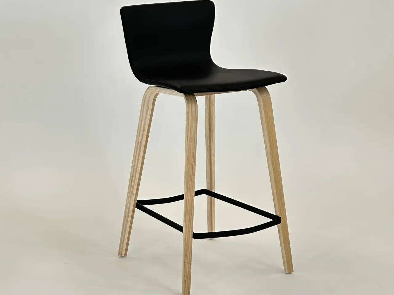Billede 1 - Magnus Olesen Butterfly Barstol – Sort med Træ Stel SH 68 cm