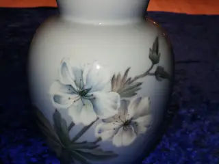 Vase med hvid blomst