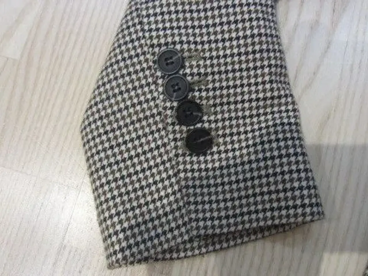 Billede 3 - Str. 38, flot ternet jakke fra GINA TRICOT