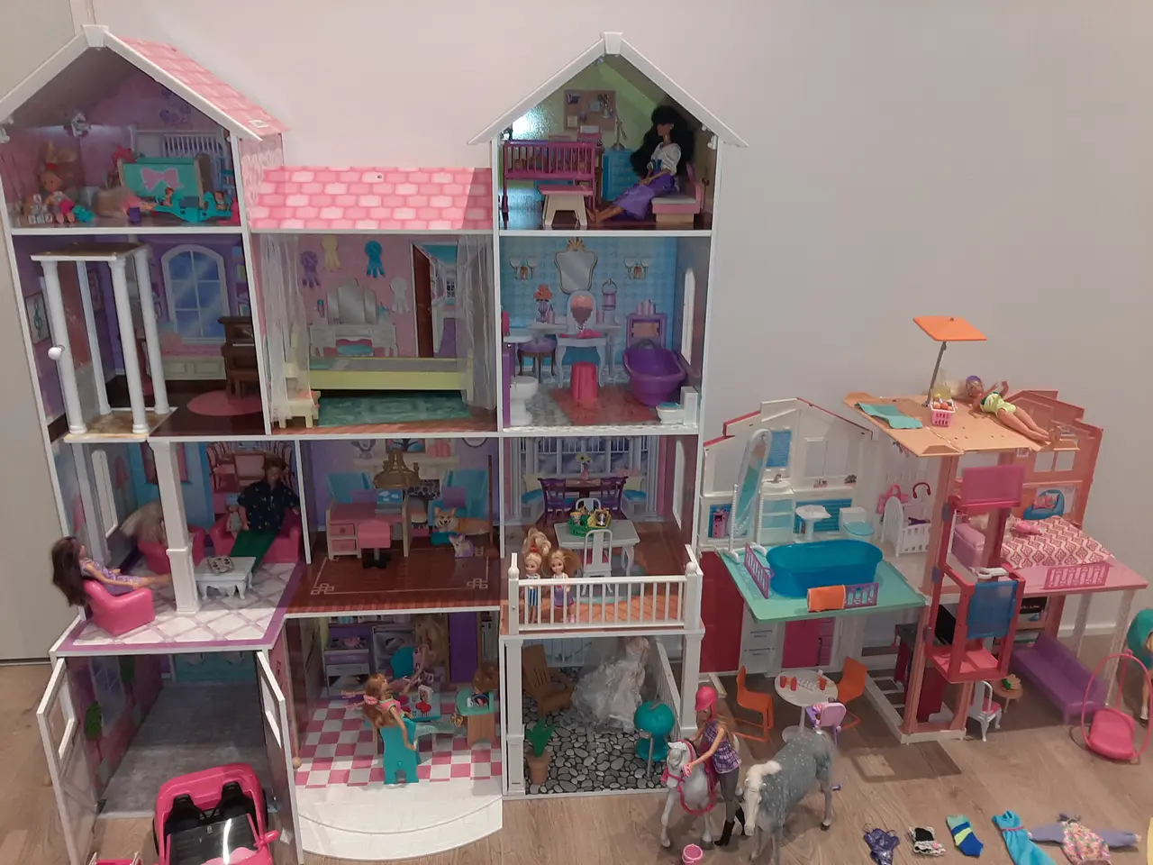 Billede 3 - Barbiehuse og tilbehør.