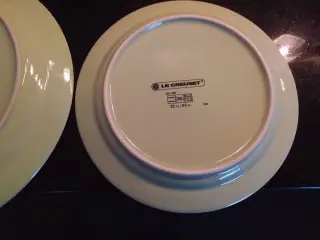 4 middagstallerkner, 4 frokosttallerkner, skål 
