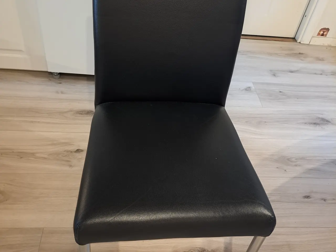 Billede 7 - Spisebord med 4 stole.