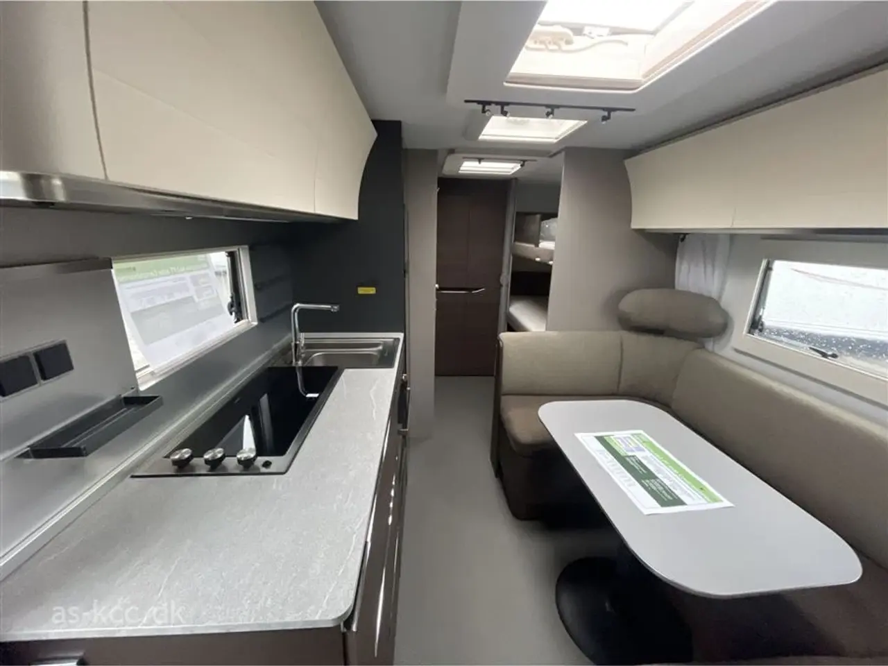 Billede 5 - 2022 - Adria Alpina 663 PT   Adria Alpina 663 PT årg. 2022 7 sovepladser, 6 siddepladser Isabella Commodore 3 m fortelt. Duo Control, Støttebensplader.