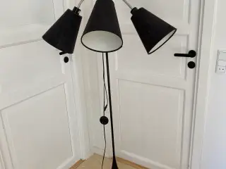 Tre-armet gulvlampe.