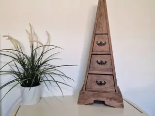 Sød vintage pyramideformet kommode.