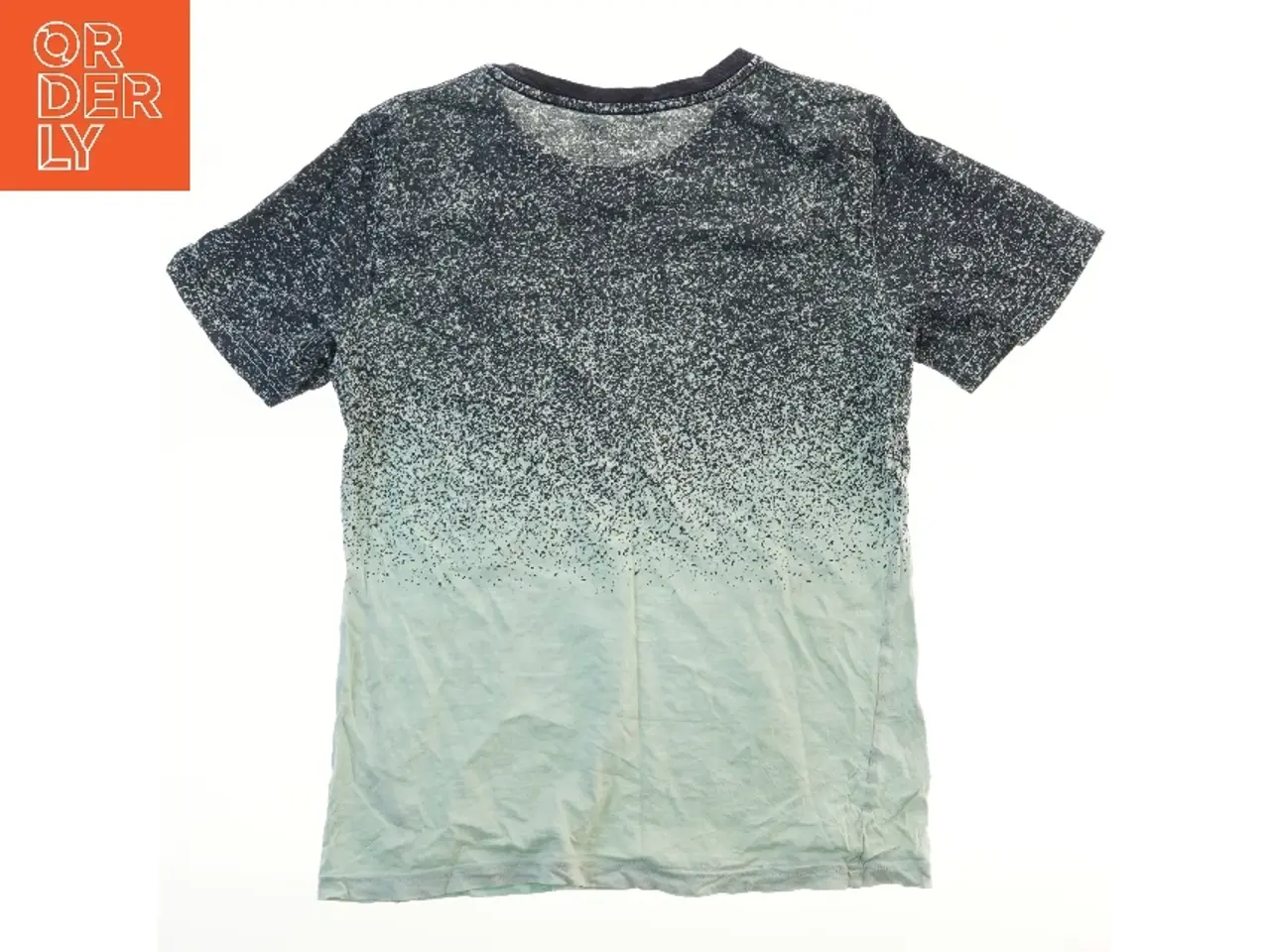 Billede 2 - T-shirt med mønster (str. bryst 43 cm, længde 57 cm)