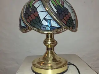 Bordlampe med messingfod og farvet glas skærm