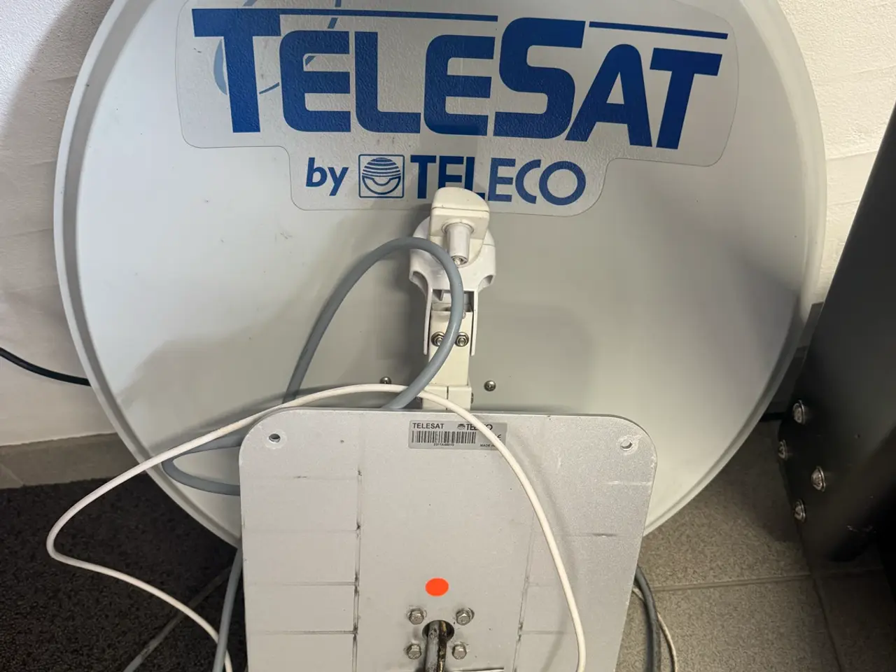 Billede 1 - Telesat motorstyret satellit, boks og 22” fjernsyn