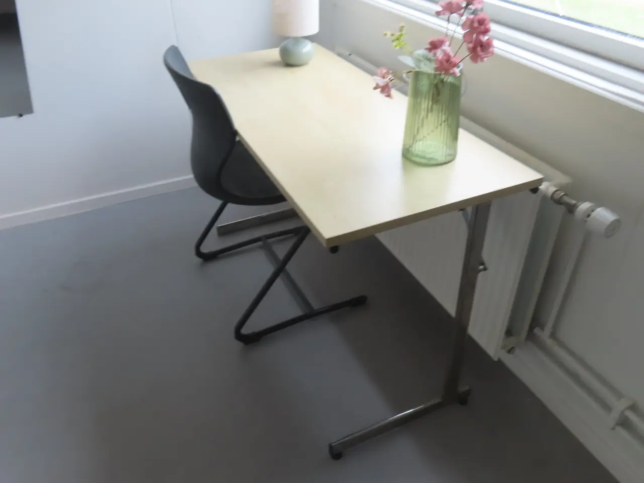 Billede 5 - Indhold på værelse af bord, seng, skab mv.