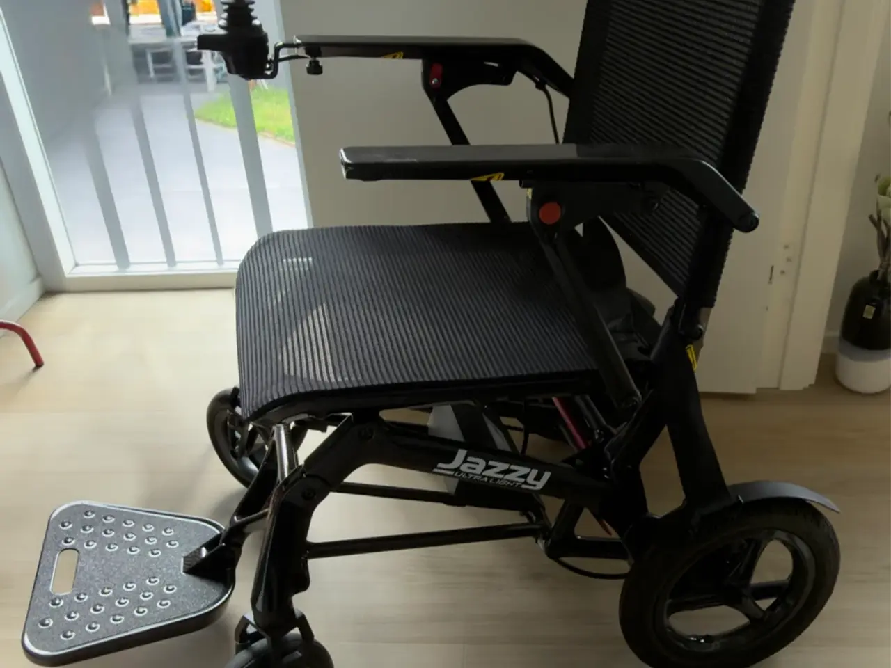 Billede 1 - Jazzy Letvægts og foldbare kørestol på 14,5 kg