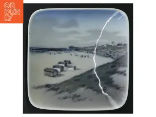 Porcelænsaskebæger med Løkken Badestrand motiv fra Royal Copenhagen (str. 10,5x10,5 cm)