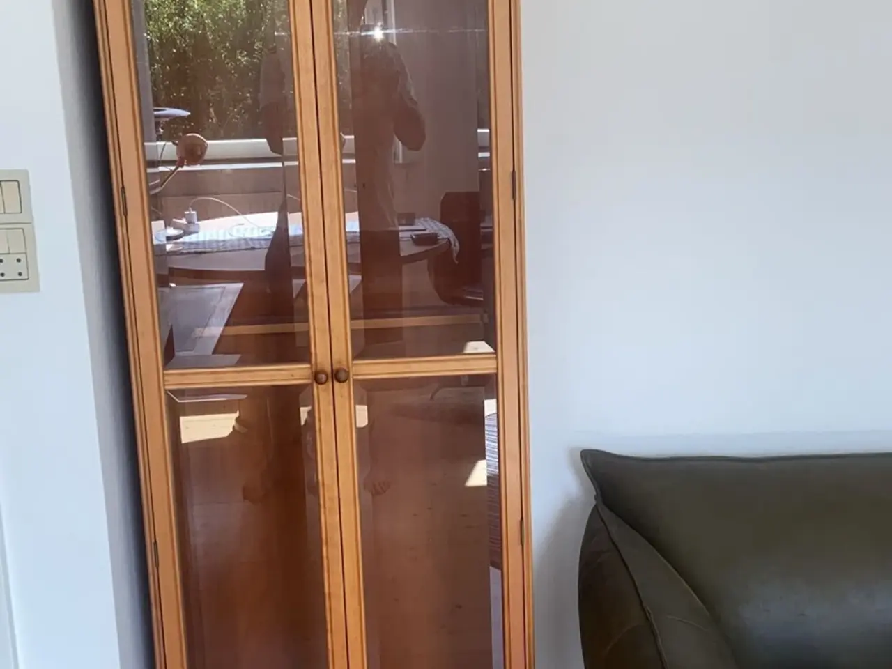Billede 1 - Høj teak vitrine / med glasdøre og indbygget lys