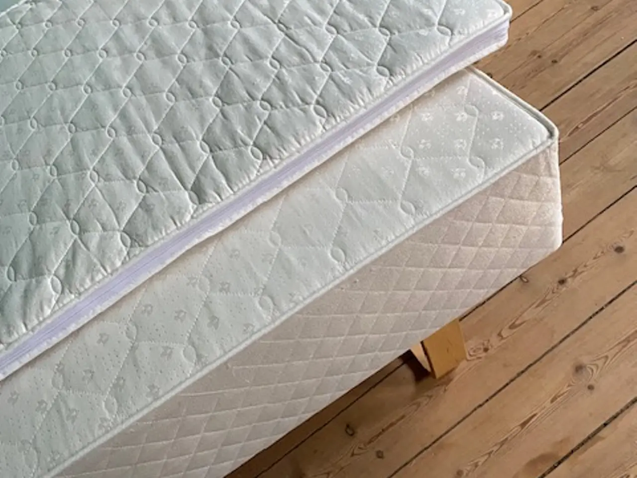Billede 4 - Boxmadras med topmadras, sengetæppe og skuffe