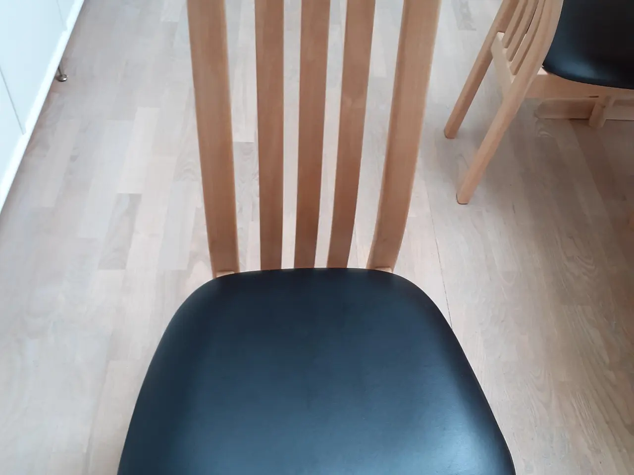 Billede 7 - Spisebord med 6 stk stole. 