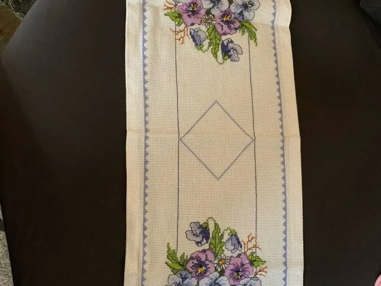 Billede 10 - Bogmærker og broderier