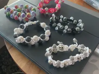 Nye knyttede armbånd